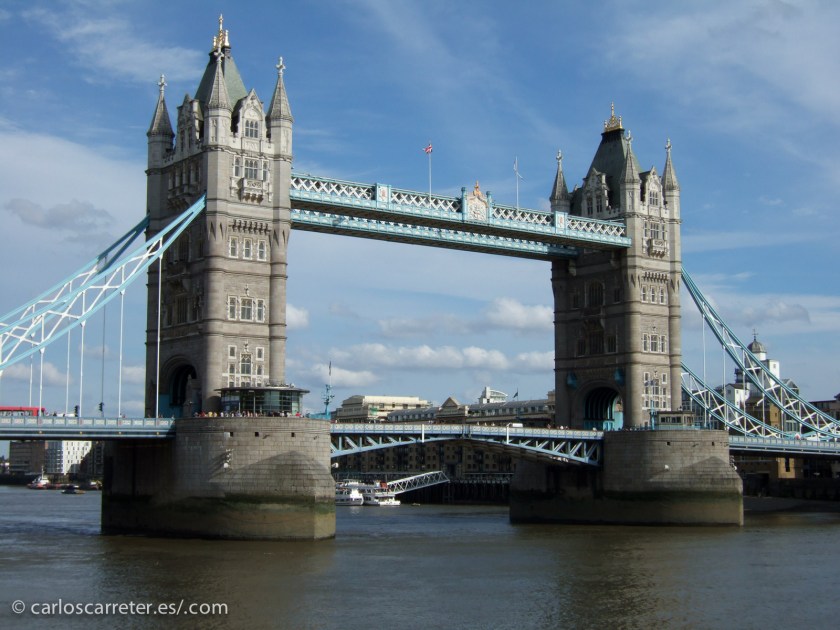 Monk, uno de los personajes de la historia, y el que da continuidad a varios libros de la autora, es miembro de la policía del río Támesis, aquí a su paso por el puente de la Torre.