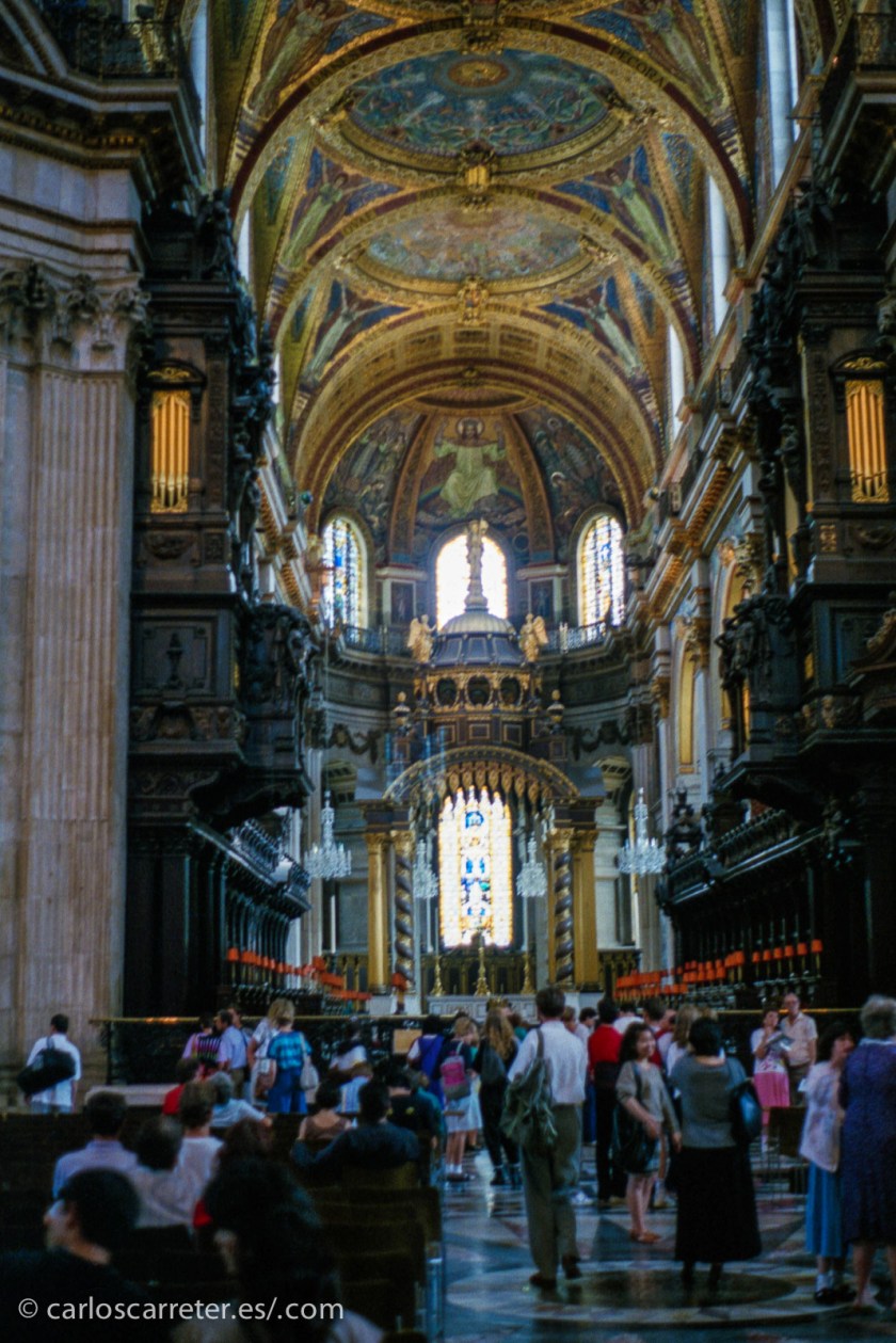 Y en estos días en los que no sales de casa, puedes aprovechar para echar la vista atrás, y aquí estoy reescaneando a mayor calidad mis viajes del verano de 1989... como este interior de la catedral de St. Paul en Londres.