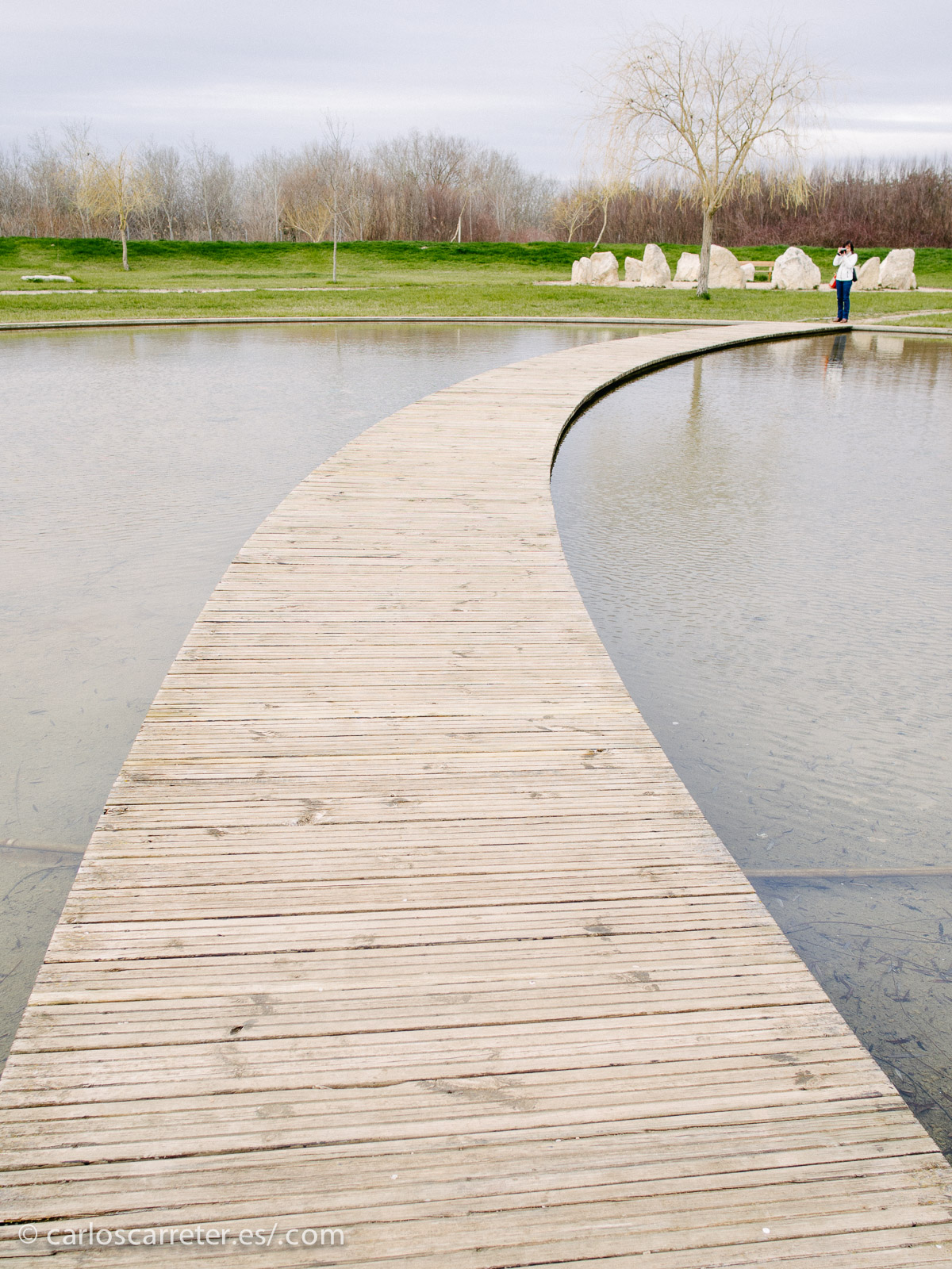 Aunque no sólo piedras encontramos en el jardín. También hay estanques y otros elementos ornamentales.