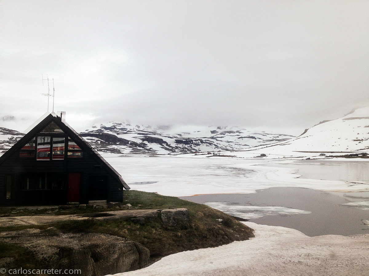 O ya que estamos hablando de viaje, cruzaremos con el tren la meseta de Hardangervidda en nuestro desplazamiento entre Oslo y Bergen.