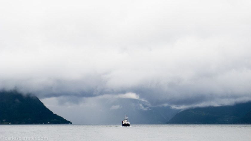 Inevitablemente, también nos trasladaremos a Noruega en las fotografías de hoy, aunque sea navegando por el Hardangerfjiord.
