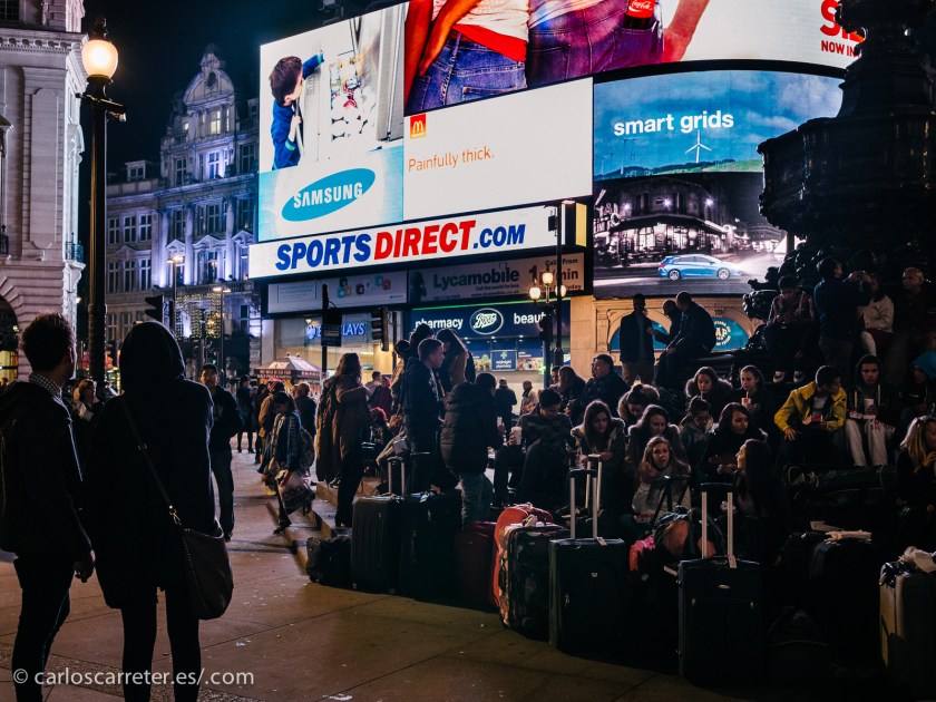 Película muy británica, así que nos pasearemos por Londres,... por Picadilly Circus al anochecer...