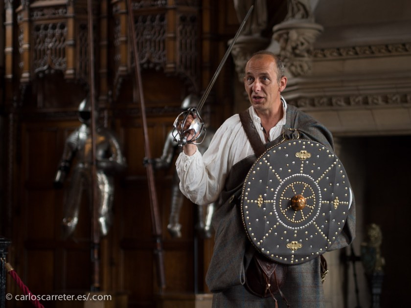 Escocia, siempre guerreros como este escocés en el castillo de Edimburgo.