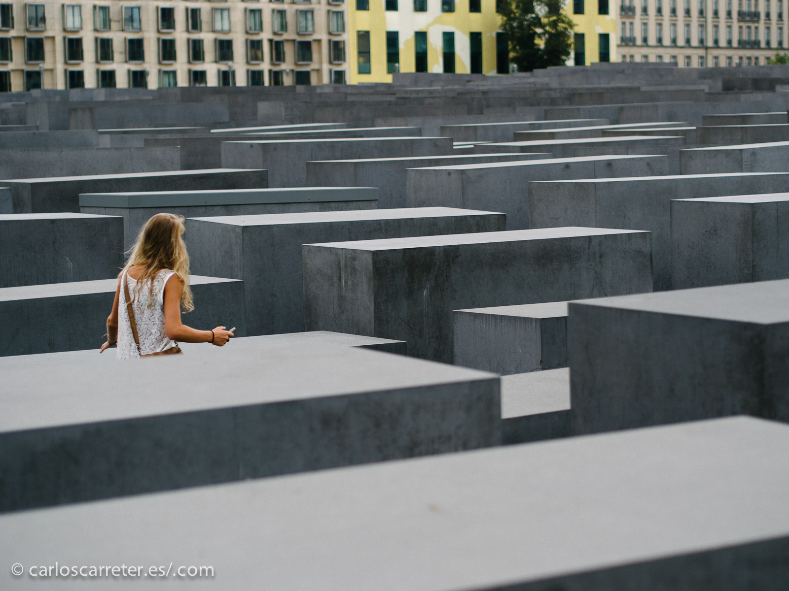El previsible momento en el que la chica mona y el chico mono se dan cuenta que hay algo incluye una visita turística por Berlín, en la que sólo falta el memorial a los judíos asesinados en Europa. Lo cierto es que la película parece por momentos un publirreportaje turístico de la capital germana.