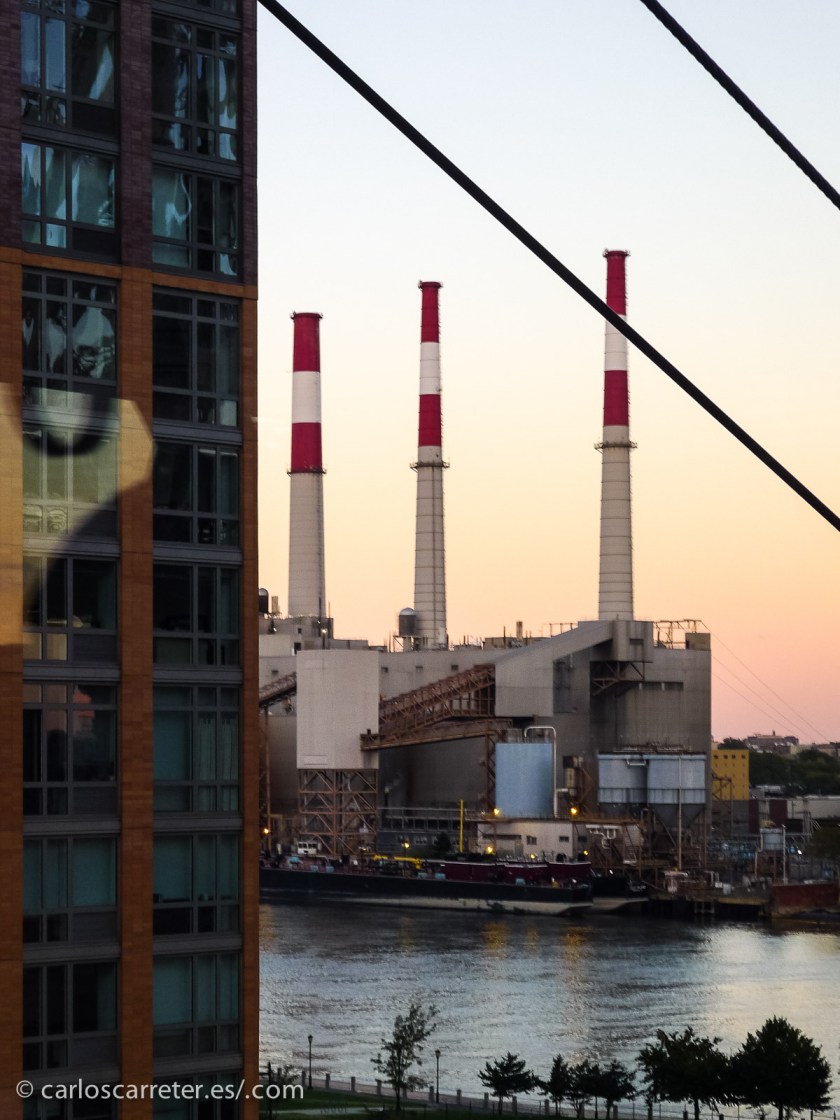 Aunque aparezca menos en las fotografías que habitualmente vemos de Nueva York, la inmensa ciudad también nos ofrece paisajes industriales, especialmente en las riberas de los cursos de agua que rodean las islas que conforman la ciudad.
