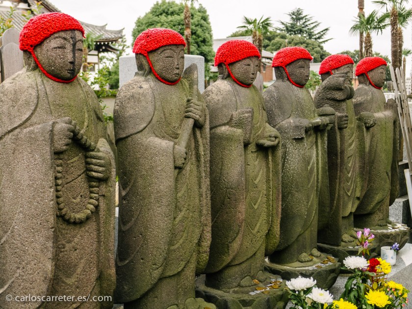 Al igual que Yumiko, nos vamos a Japón, y nos daremos un paseo por Yanaka en Tokio, donde abundan los templos con sus cementerios... acompañaremos a Yumiko en el duelo por su padre.