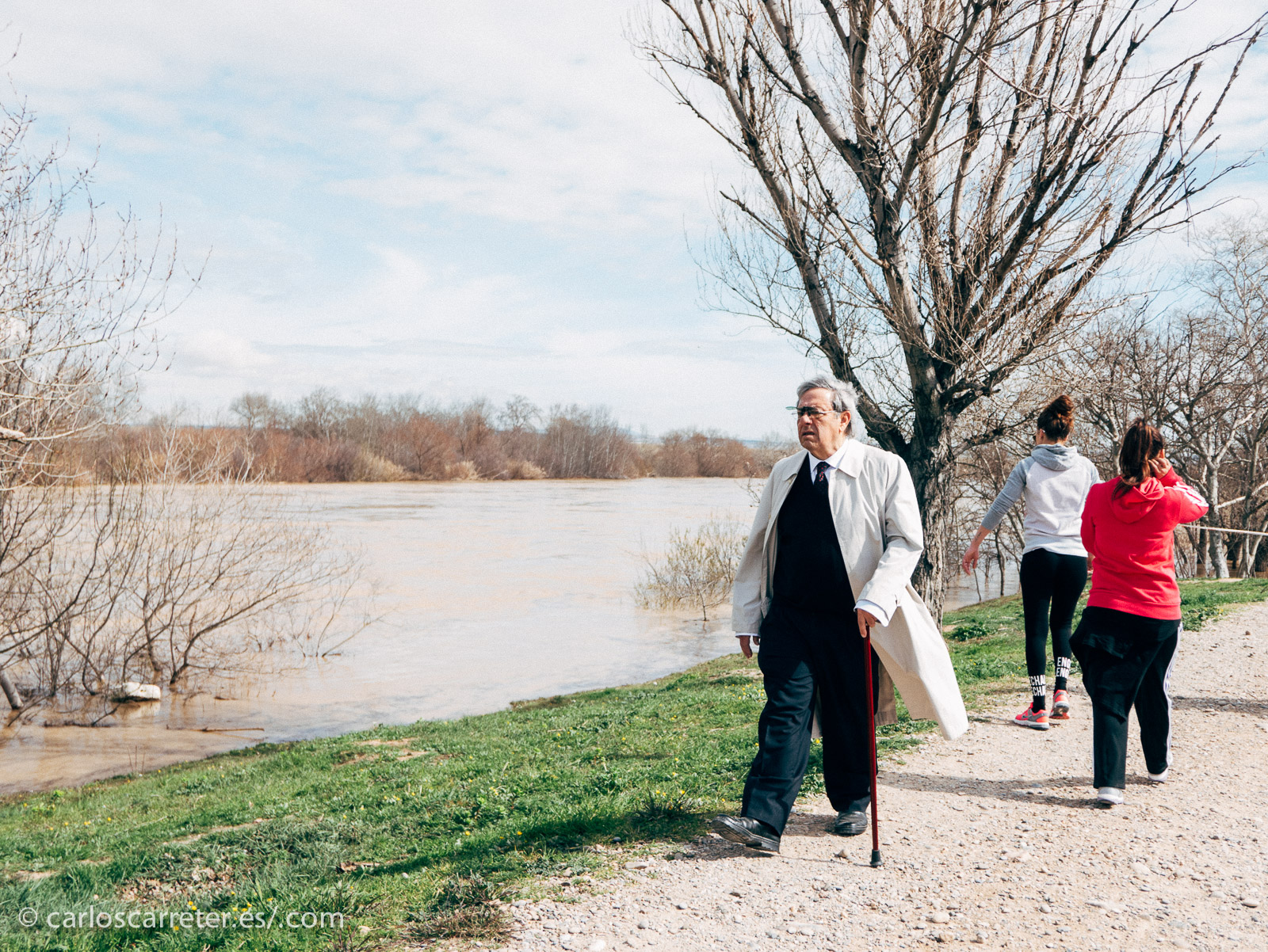 Un espectáculo para los ciudadanos de la gran ciudad que habitualmente viven de espaldas al río y a la naturaleza; se convierte en tristeza y preocupación para aquellos que ves sus tierras anegadas, sus casas amenazadas y sus medios de subsistencia precarizados.