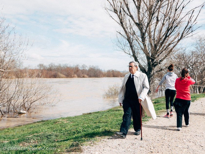 Un espectáculo para los ciudadanos de la gran ciudad que habitualmente viven de espaldas al río y a la naturaleza; se convierte en tristeza y preocupación para aquellos que ves sus tierras anegadas, sus casas amenazadas y sus medios de subsistencia precarizados.