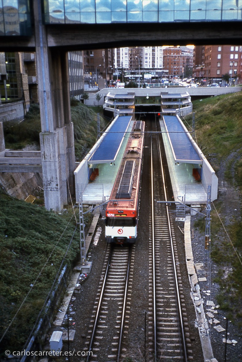 No se me ocurría que fotografías poner adecuadas al tema de la película de hoy. Así que me salgo por la tangente, y os muestro algunas diapositivas recientemente digitalizadas de un viaje que hice a Bilbao en noviembre de 2000.
