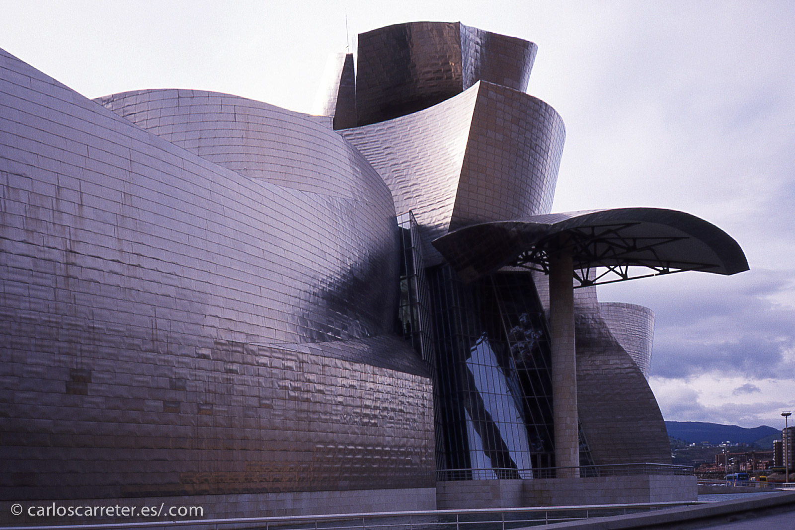 En aquel momento, el monumento actualmente más emblemático de Bilbao, el museo Guggenheim, llevaba poco tiempo abierto, y el poco tiempo libre del que dispuse en aquella visita de trabajo fue para visitarlo.