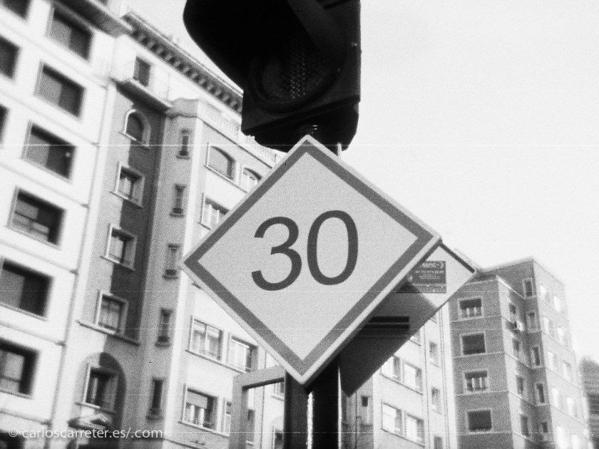 Para ser una película de 100 ISO, y teniendo en cuenta la modesta resolución de la digitalización, esta Orca BW 100 de la Sociedad Lomográfica me parece muy granulosa. No gran cosa... Quizá para que salga poca definición intencionalmente.