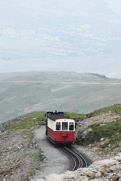 Y desde luego no podemos dejar de ascender al Monte Snowdon, bien sea caminando, bien en el tren de cremallera de vapor que nos dejará casi en la cima.