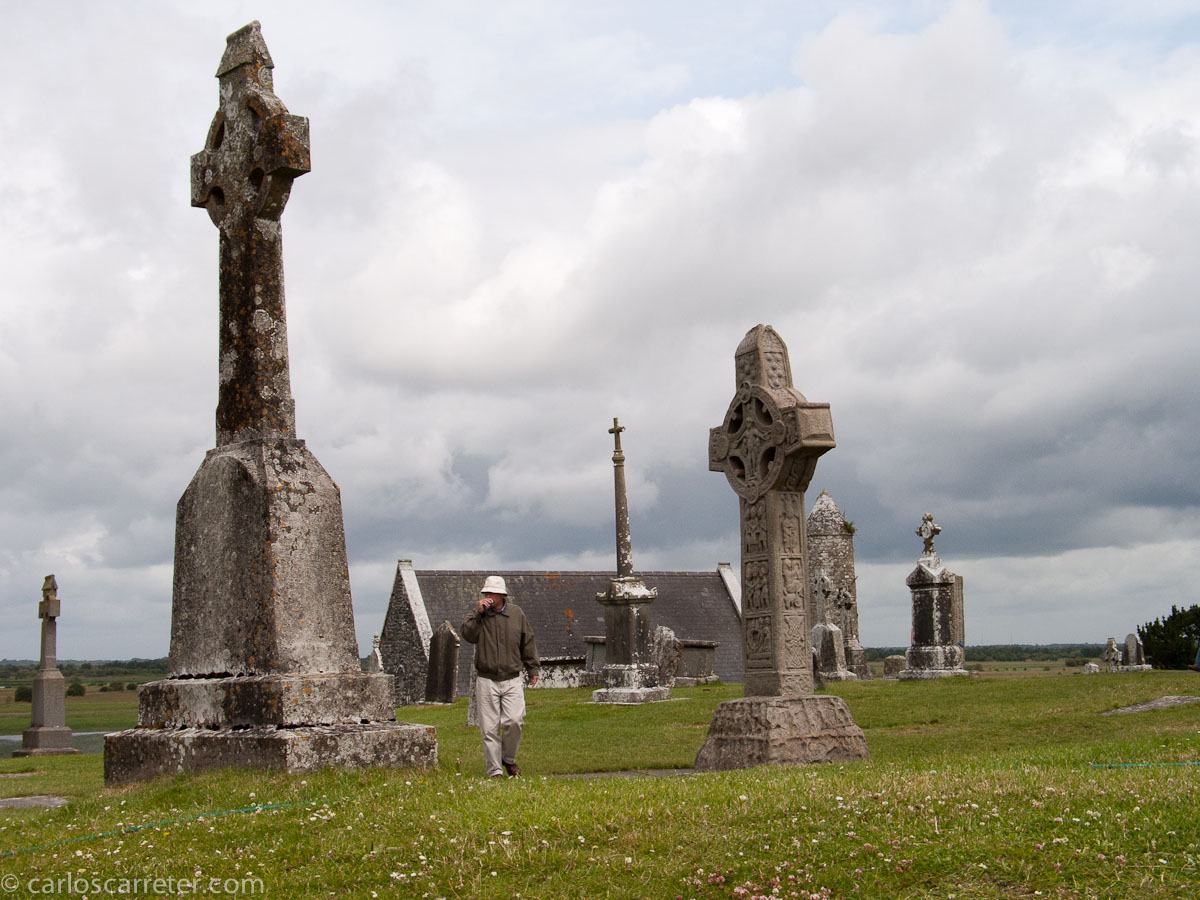 Mientras paseo por el recuerdo por el conjunto paleocristiano de Cloncmacnoise, la película refleja la importancia que la iglesia católica tiene en la vida y en las actitudes de los irlandeses.