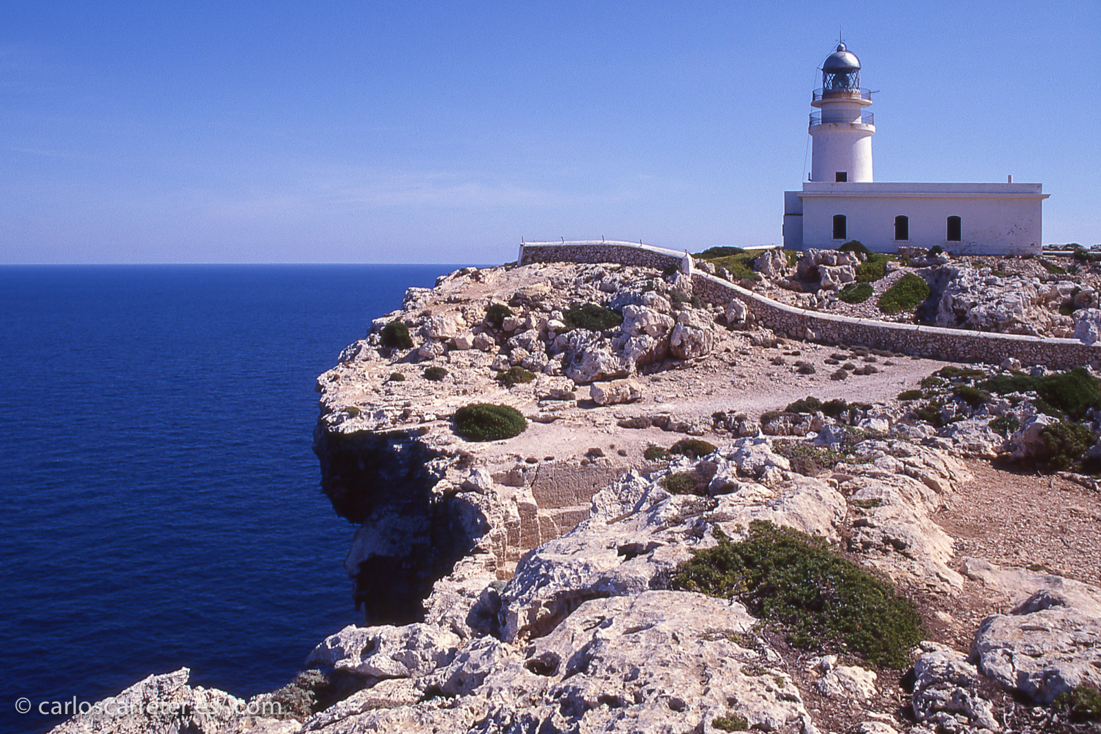 Parece que la película fue rodada en las islas Canarias; no he estado yo tan al sur, así que nos conformaremos con Menorca, y su Cap de Cavalleria.