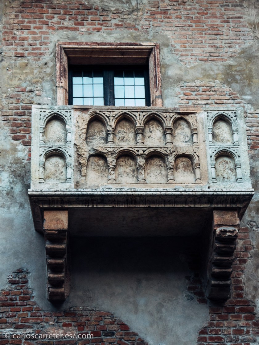 La película cosechó bastante éxito; fue candidata a los óscar a la mejor película y a la mejor dirección, y ganó los de mejor dirección de fotografía y diseño de vestuario. Su actriz principal, una guapa adolescente argentina establecida en Inglaterra, Olivia Hussey, también alcanzó bastante fama.