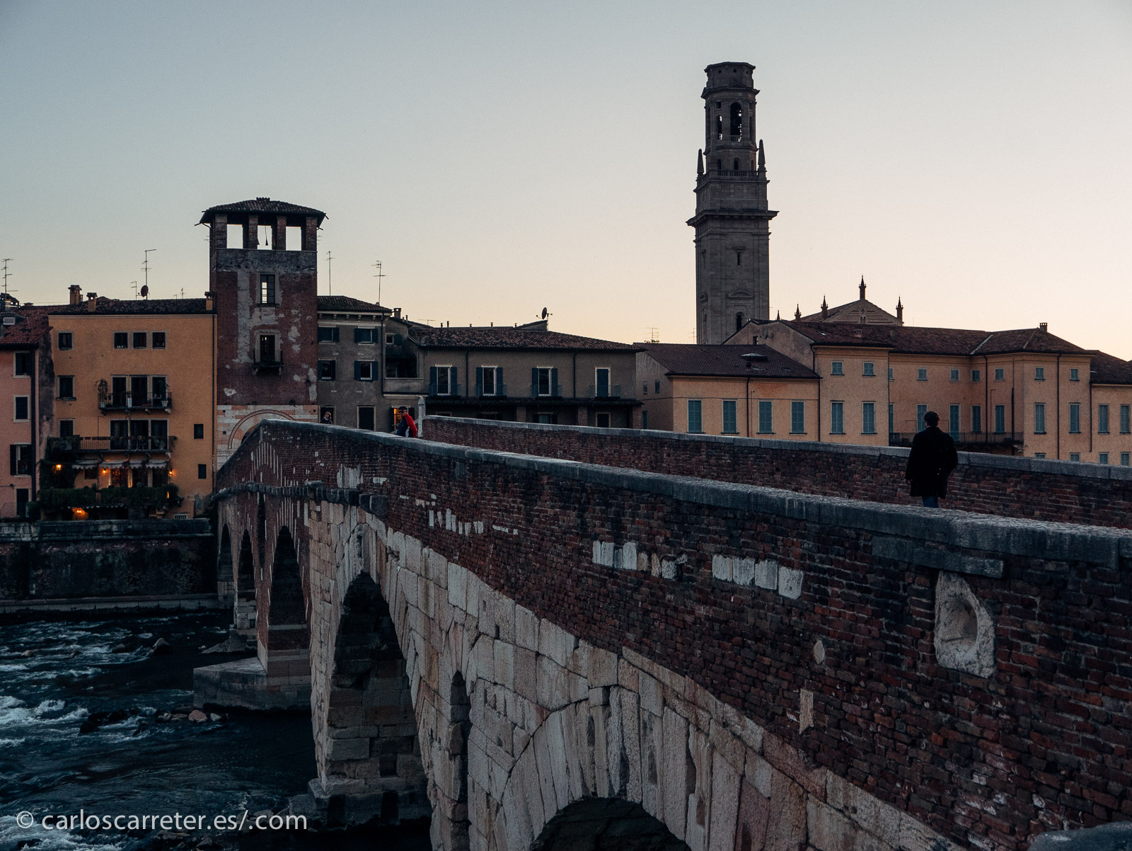 A falta de imágenes de los mundos de estos galácticos Romeo y Julieta, nos iremos a Verona, la patria de los originales shakespearianos.