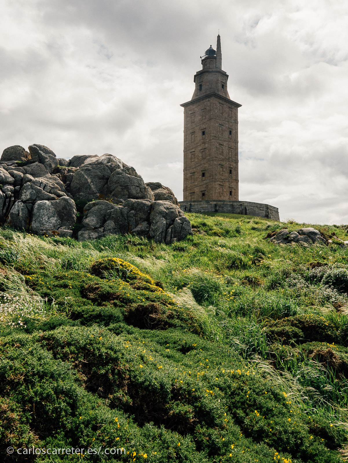 Quizá por el paisaje, quizá por el sol, quizá por el monumento en sí mismo, lo que más disfruté en mi viaje a Galicia fue el paseo en torno a la Torre de Hércules.