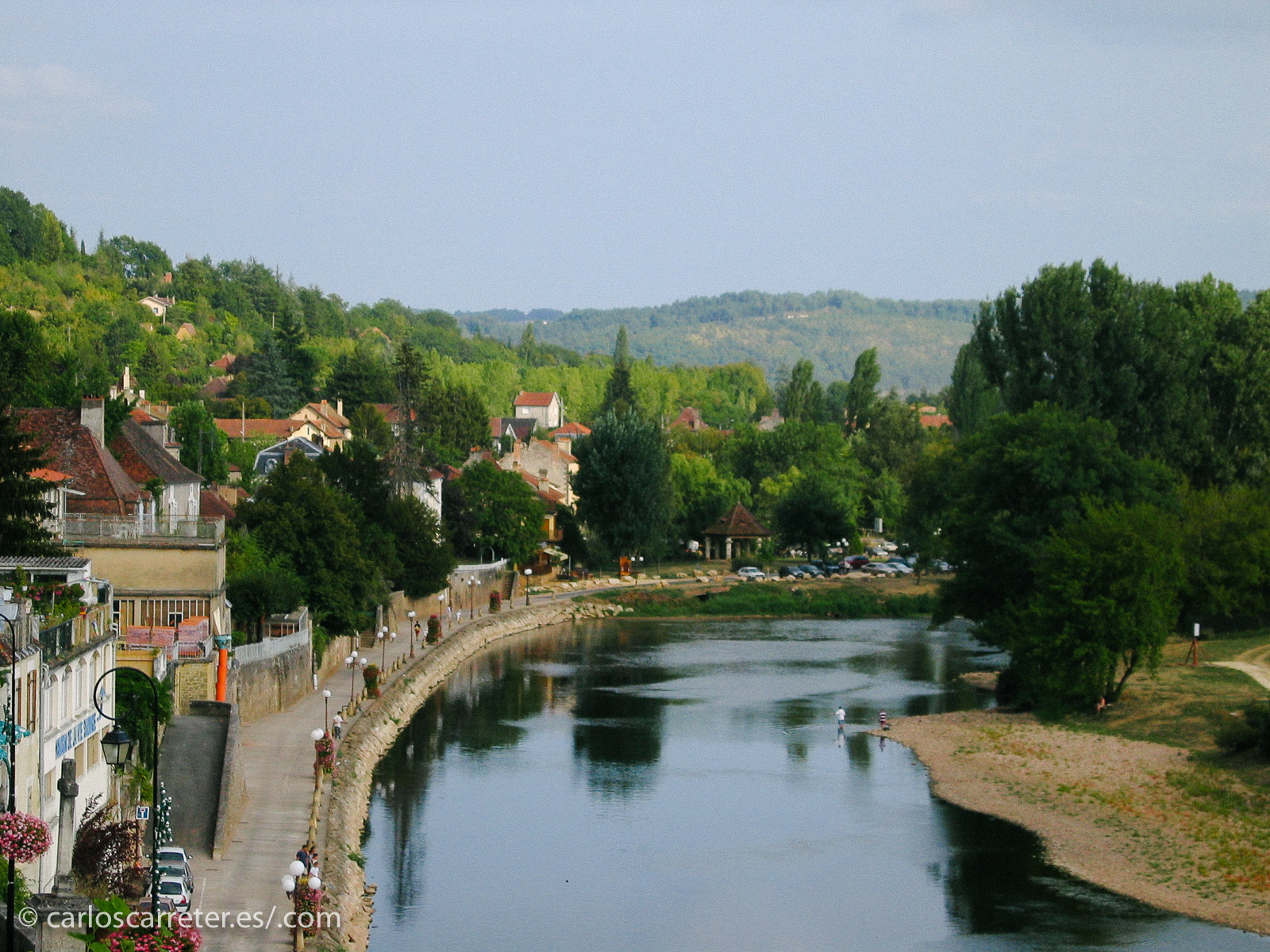 El nombre de la población donde transcurre la acción es Bussy; pero hay varios Bussy en Francia, lo supongo ficticio. Como el Springfield de los Simpsons que también hay unos cuantos en los EE.UU.
