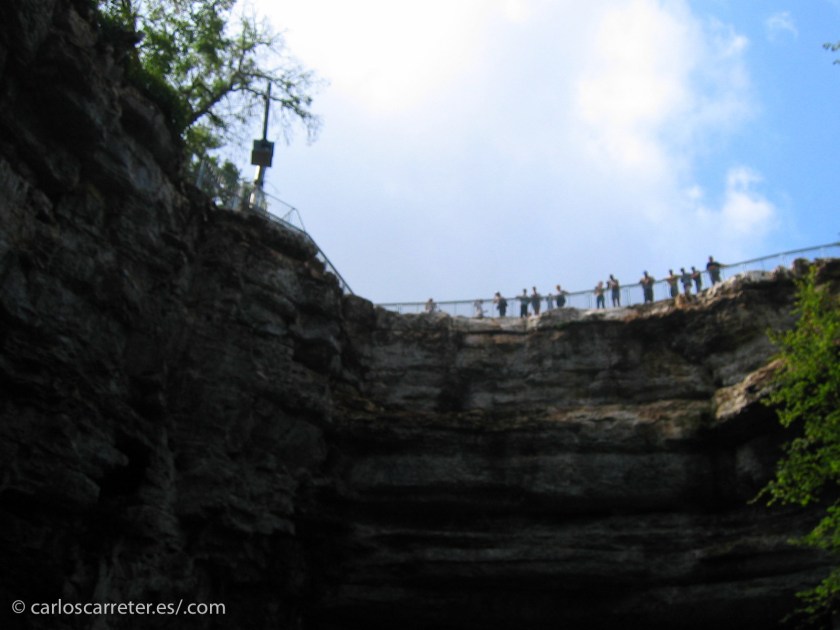 Y nos podremos asomar a la Gouffre de Padirac en el Quercy, Francia.