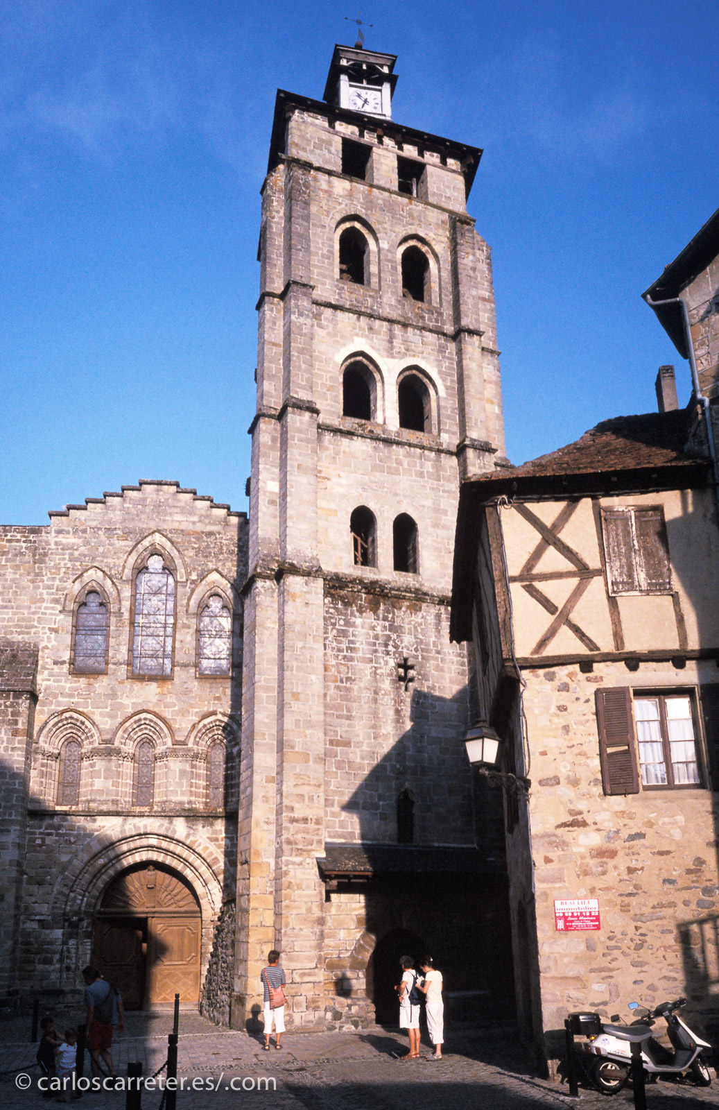 Por lo tanto, es una forma de escapar de la sordidez de la guerra que nos recuerdan los componentes de la Ambulancia 13.