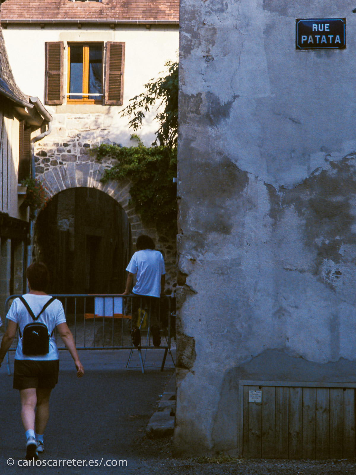 Beaulieu, "bello lugar" en francés, se haya en el alto Quercy, y es uno de esos pueblos que compiten por el título del "pueblo más bonito de Francia".