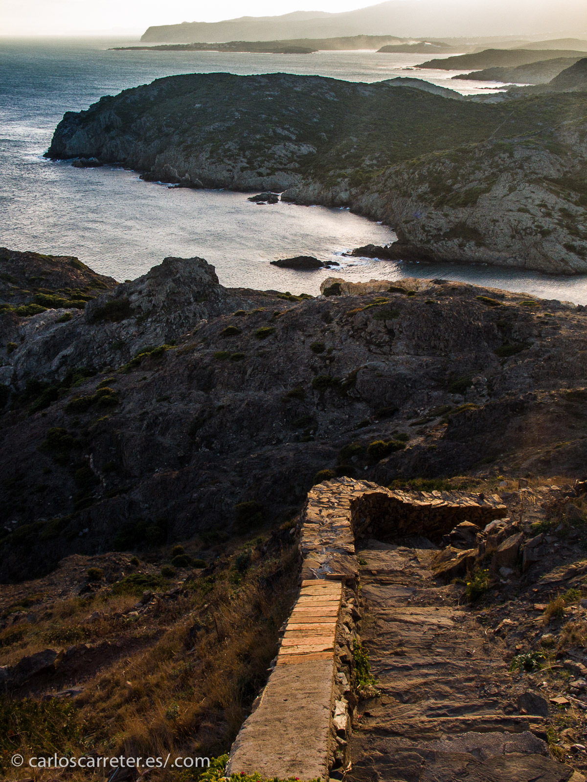 Pero con la luz y la calidez del Mediterráneo, en uno de los lugares donde todavía se conserva el paisaje.