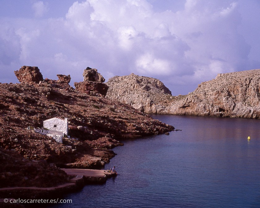 Sólo algunos entornos, como las costas menorquinas, han escapado a la especulación de los tipos como el Rubén Bertomeu de Crematorio.