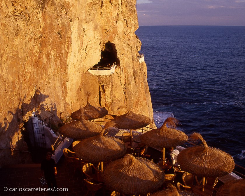 Una industria, la del turismo, que no promueve empleos de calidad. No precisa ingenieros, científicos o economistas; más bien peones, camareros y servicios domésticos. Nada que haga prosperar a largo plazo a un país.