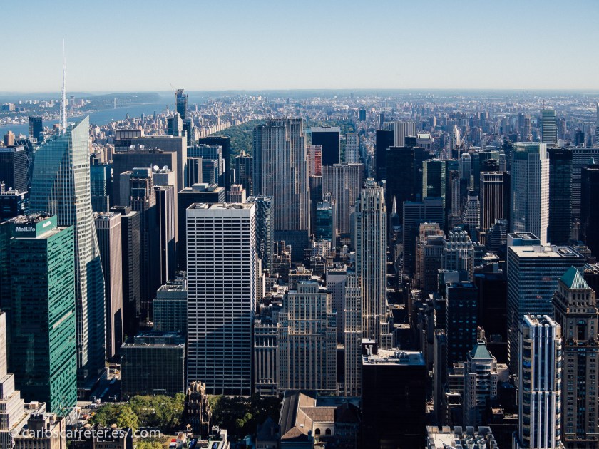 Aunque no de forma exclusiva, la serie está ambientada en Nueva York, especialmente en Madison Avenue que estará por ahí detrás en algún sitio de esta vista hacia el norte desde el Empire State Building.