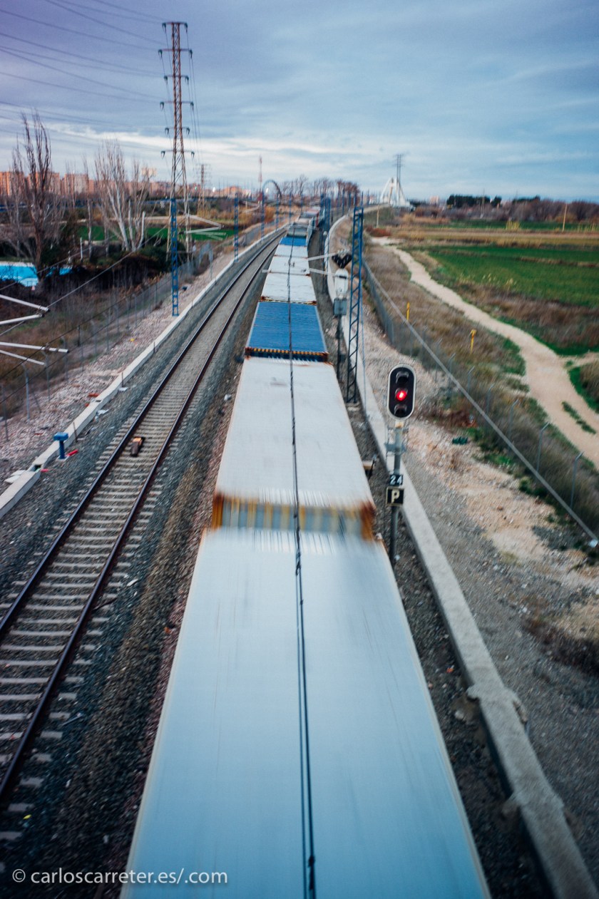 El entorno de Zaragoza es el de una ciudad que, aunque de forma más lenta en la actualidad, se va extendiendo y ganando terreno urbano, chocando con el ambiente rural que la rodea.