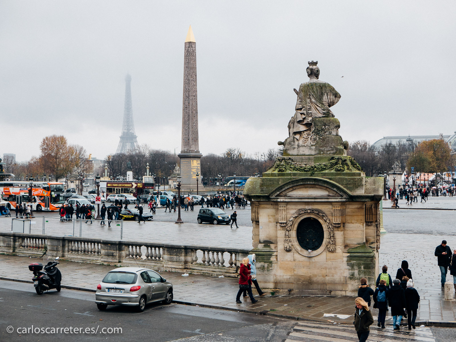 París es la meta última de la joven promesa de la canción; vivida como una oportunidad por unos, como una amenaza por otros.