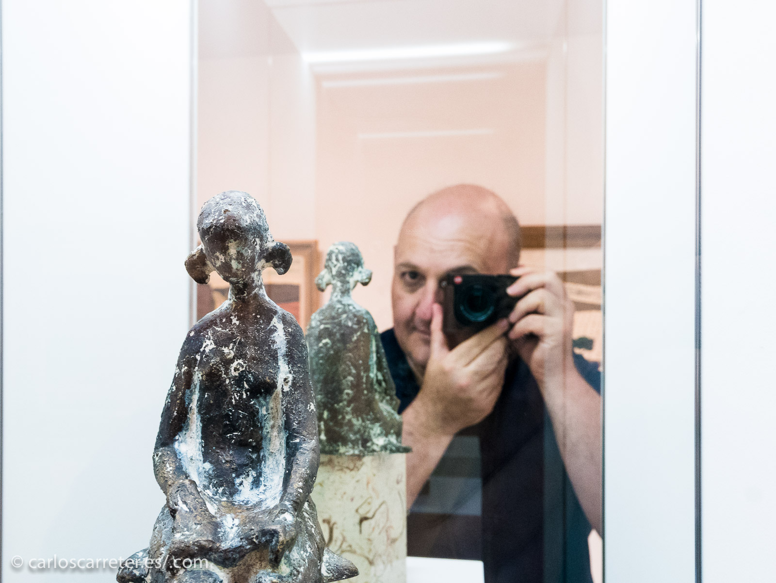 Autorretrato con pequeña y coqueta escultura de un autor que, sinceramente, no recuerdo.