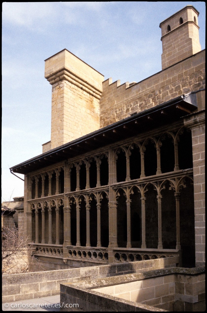 O las almenas y patios del castillo de Oliete en Navarra.