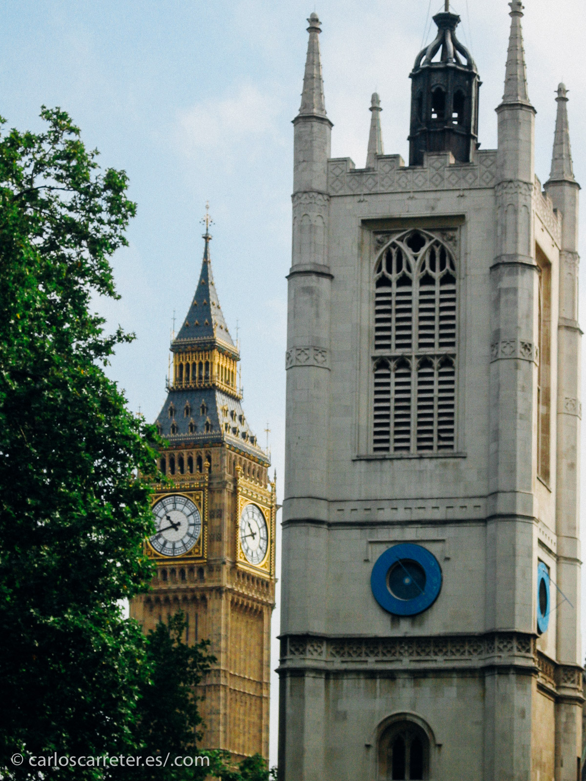 Al fin y al cabo, la capital británica es el escenario de las andanzas de Priam Farll y sus más o menos estrambóticos compañeros de andanzas.