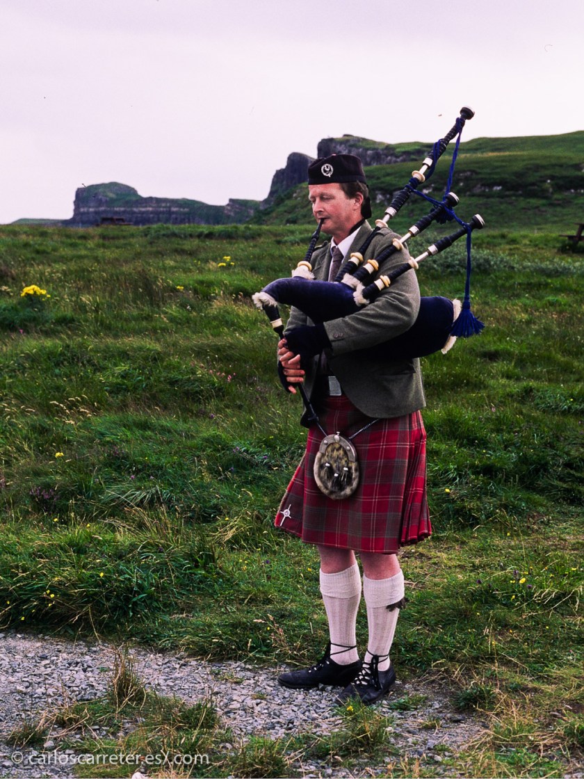 E incluso en Skye nos encontraremos a algún atrevido highlander dando una serenata con su gaita, bajo el frío viento del mes de agosto escocés.