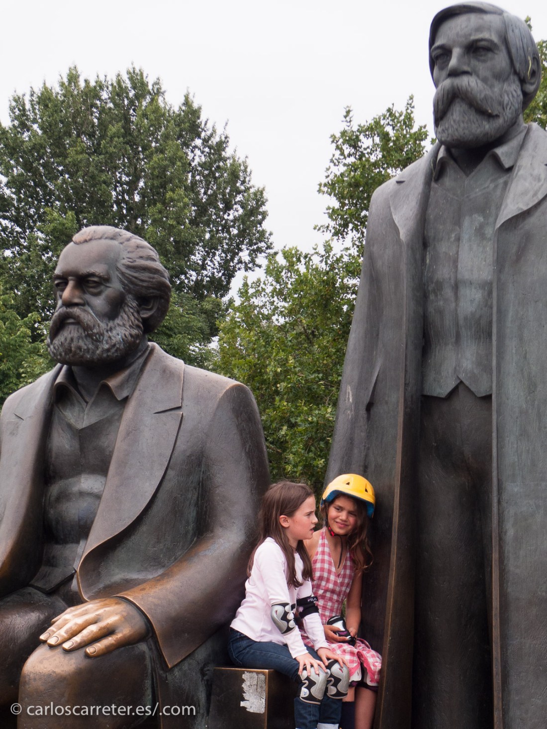 Es un país curioso, Alemania. Hoy en día pretende dar clases de ética y de como gestionar países, cuando durante un siglo fueron la pesadilla de Europa, por la izquierda y por la derecha.