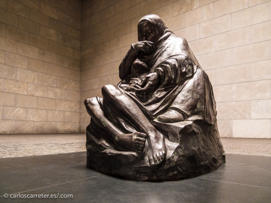 Y al mismo tiempo, país de pensadores y artistas, que nos han dado a la humanidad reflexiones importantes que no podemos echar en saco roto... quizá eso sea lo apasionante. El mar de contradicciones del ser humano,... Nos quedaremos con lo positivo, como la reflexión que nos provoca la Piedad de Käthe Kollwitz en la Neue Wache de Berlín.