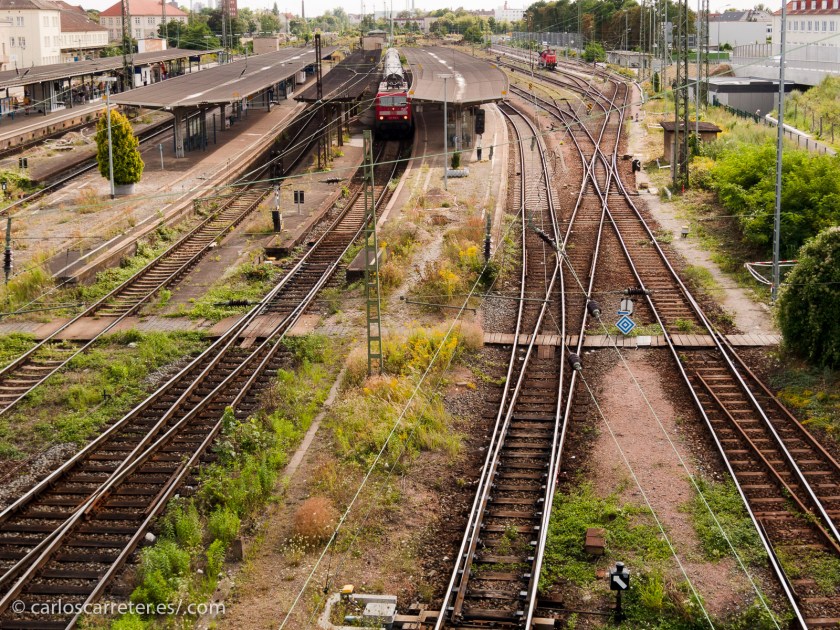 Grandes ingenieros los alemanes, que crearon una magnífica red de ferrocarriles, que lo mismo sirvieron para impulsar el crecimiento económico del país, que para llevar al matadero, sea en el frente, sea en campos de exterminio a millones de personas.