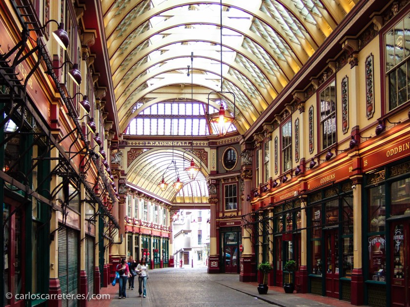 Nos vamos a Londres, que es donde transcurre la mayor parte de la acción de la novela; Leadenhall Market ya existía en la época de la misma, aunque no en el edificio actual que data de finales del XIX.