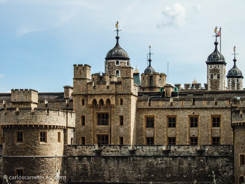 Son diversas las localizaciones de la película, pero la más importante es Londres, con la Torre incluida, donde se guardan las joyas de la corona.