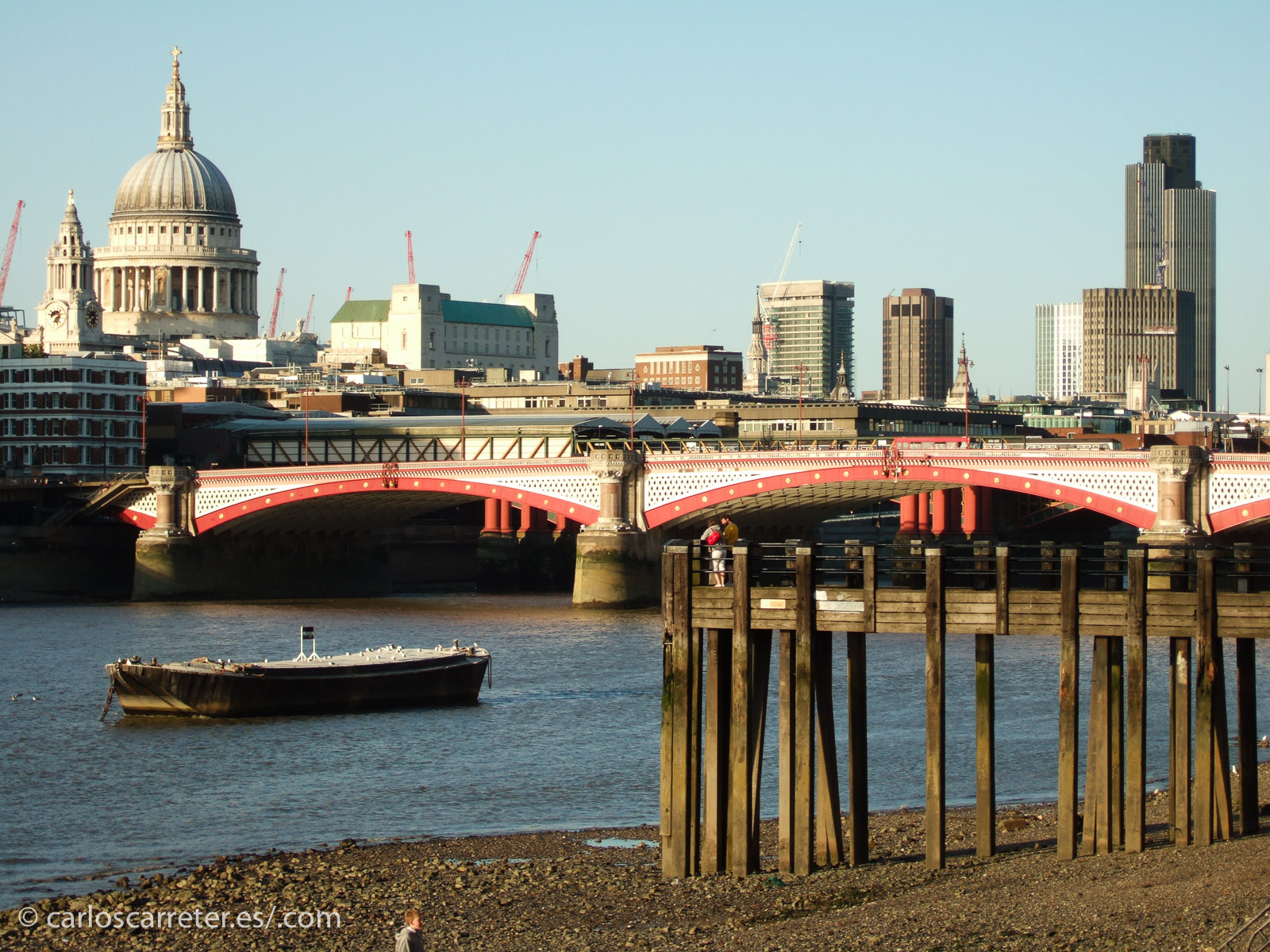 No faltan persecuciones por el Támesis, incluso por el Támesis helado...