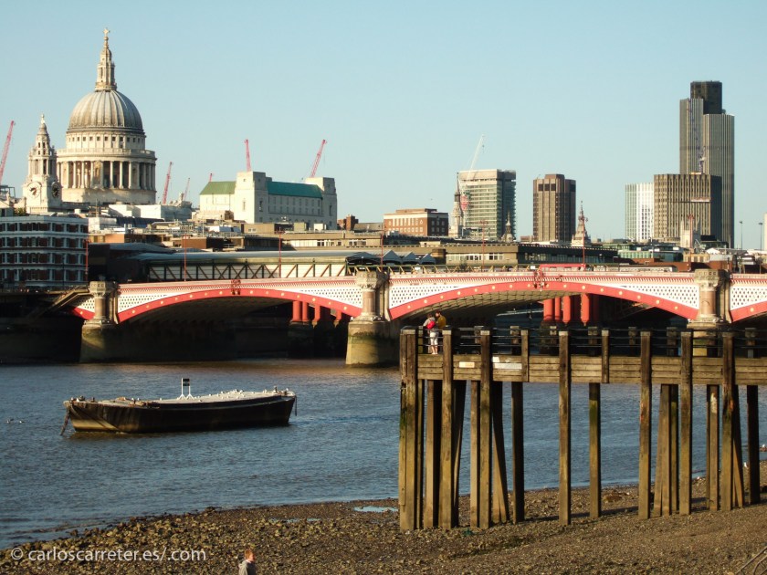 No faltan persecuciones por el Támesis, incluso por el Támesis helado...