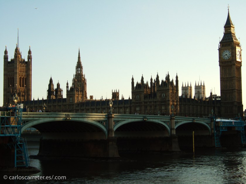 Aunque esa persecución por el Támesis helado sucede en una "excursión" a un Londres más antiguo todavía...