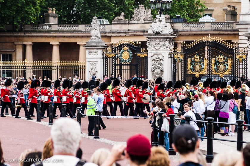 El Londres de la película es el "Swinging London" de los años sesenta, con su música y su moda, que se nota en algunos atuendos de la mala...