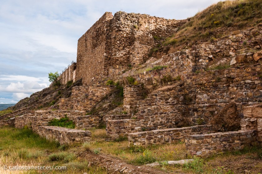 Entre los restos arqueológicos de Augusta Bilbilis, cerca de Calatayud, Aragón (España).