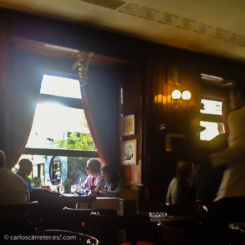 O comiendo en el Café de Gijón en Madrid, la villa y corte española.