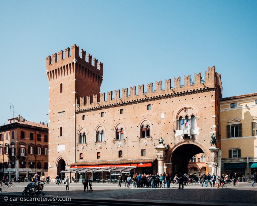 Aunque con el tiempo perdió parte de su importancia pasada, fue centro de esplendor para la artes y la cultura; en la imagen la "comune" de Ferrara.