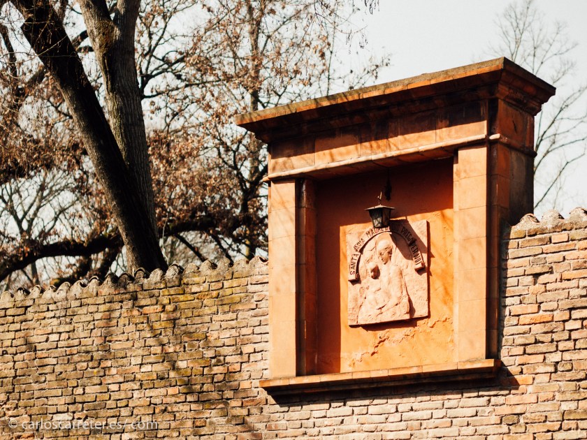Y el suegro de Lucrezia, el duque Èrcole I d'Este, tiene dedicado un corso, una de las calles más bellas de la ciudad. Por cierto, que Ferrara es también el lugar donde transcurre otra novela que me gusta mucho, "El jardín de los Finzi-Contini" de Giorgio Bassani.
