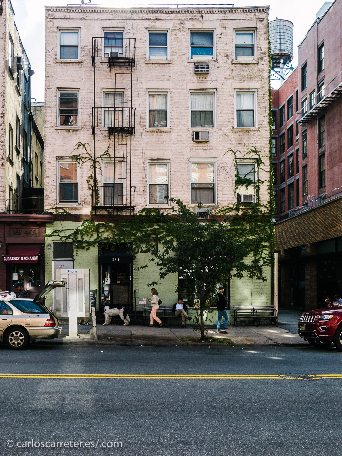 Esta es una de esas series en las que Nueva York se cuela como un protagonista más, casi de rondón, pero imprescindible.