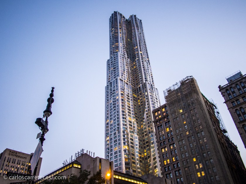 Incluso muestra la serie una cierta crítica a la especulación frente a los intereses de los ciudadanos; aunque no sé porque deciden que los malos sean noruegos, si hay yanquis más que suficientes para cumplir a la perfección el papel de especuladores sin alma.